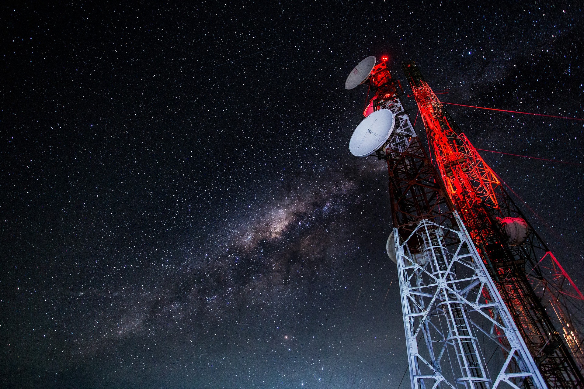 Antena telekomunikacyjna nocą